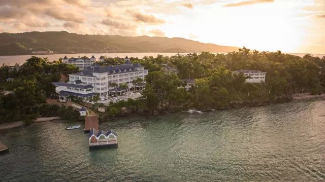 Bahia Principe Luxury Cayo Levantado Pools