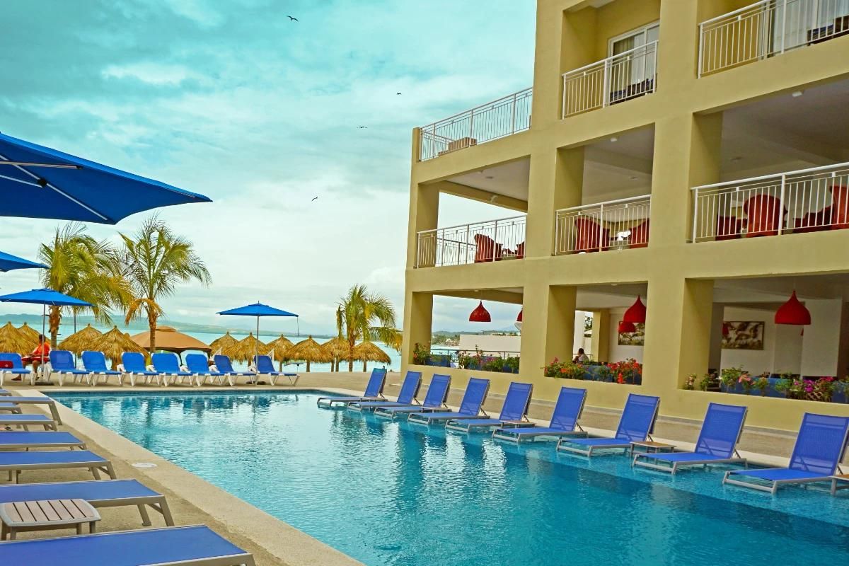 Decameron La Marina, Ramada All Inclusive Pools