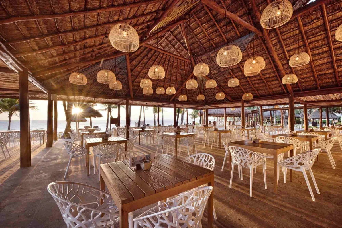 Las Olas beachfront bar serving tropical cocktails with Caribbean Sea views