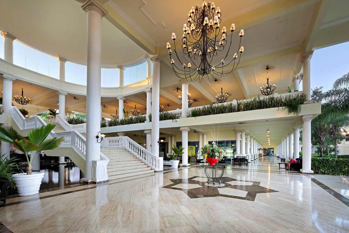 Activities and entertainment at Grand Palladium Lady Hamilton including water sports, beach volleyball, tennis courts, and nightly shows