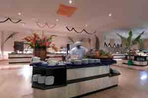 Negril buffet restaurant at Grand Palladium Lady Hamilton with international show-cooking stations and themed dinner nights