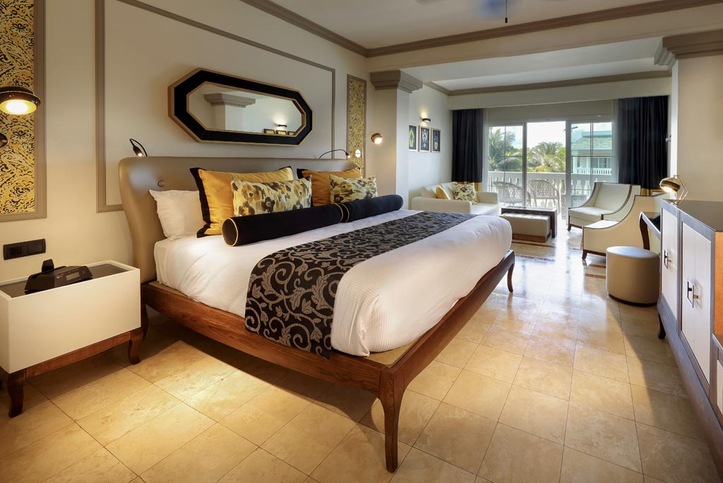 Junior Suite at Grand Palladium Lady Hamilton with king bed, memory foam mattress, hydro-massage tub, and furnished balcony