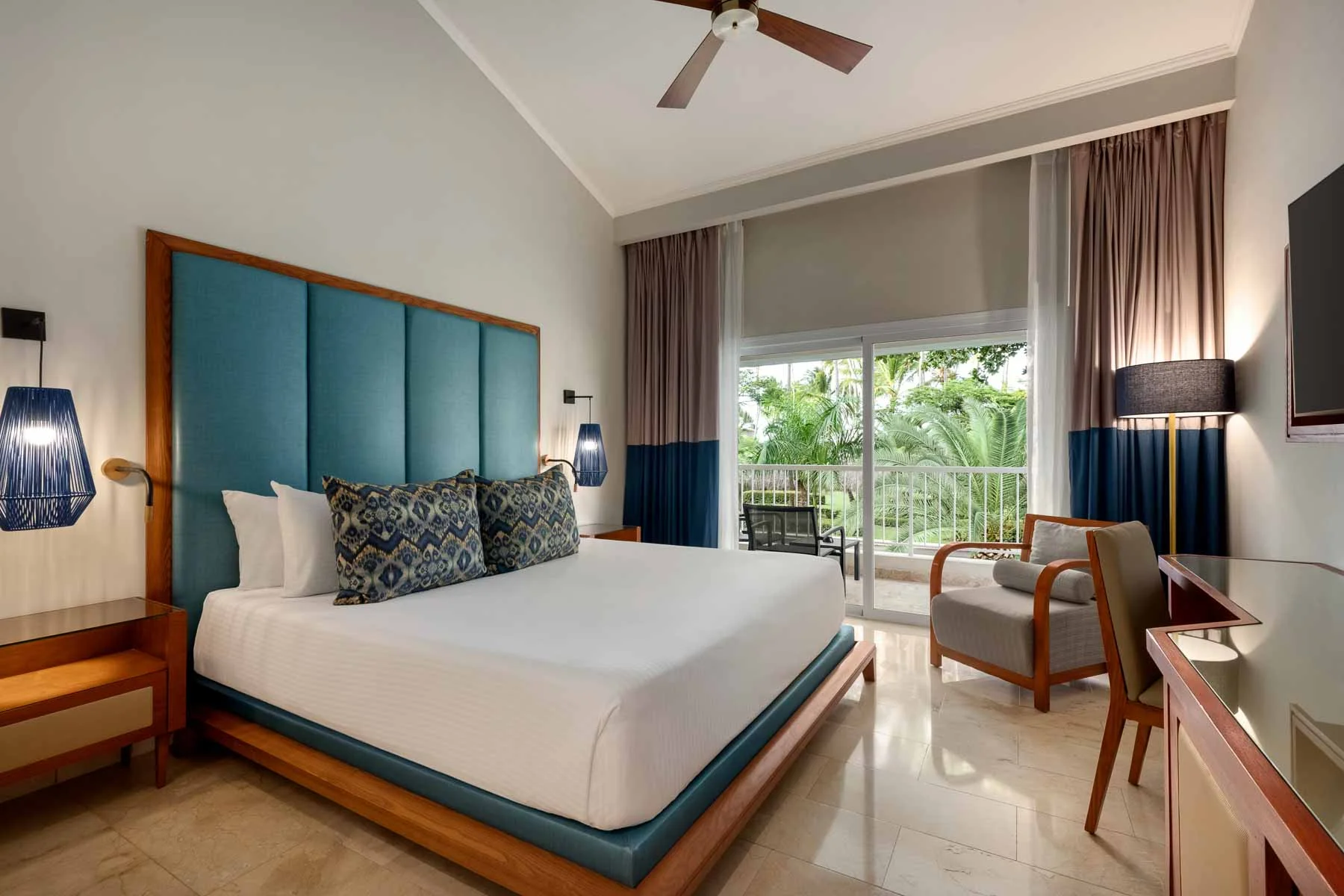 Deluxe Garden View room with contemporary furnishings and hydromassage tub