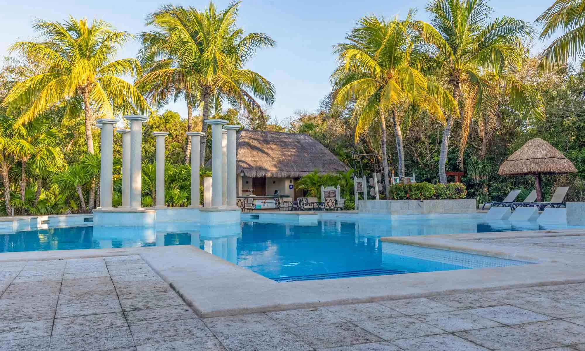 El Secreto adults-only hydromassage pool open until midnight