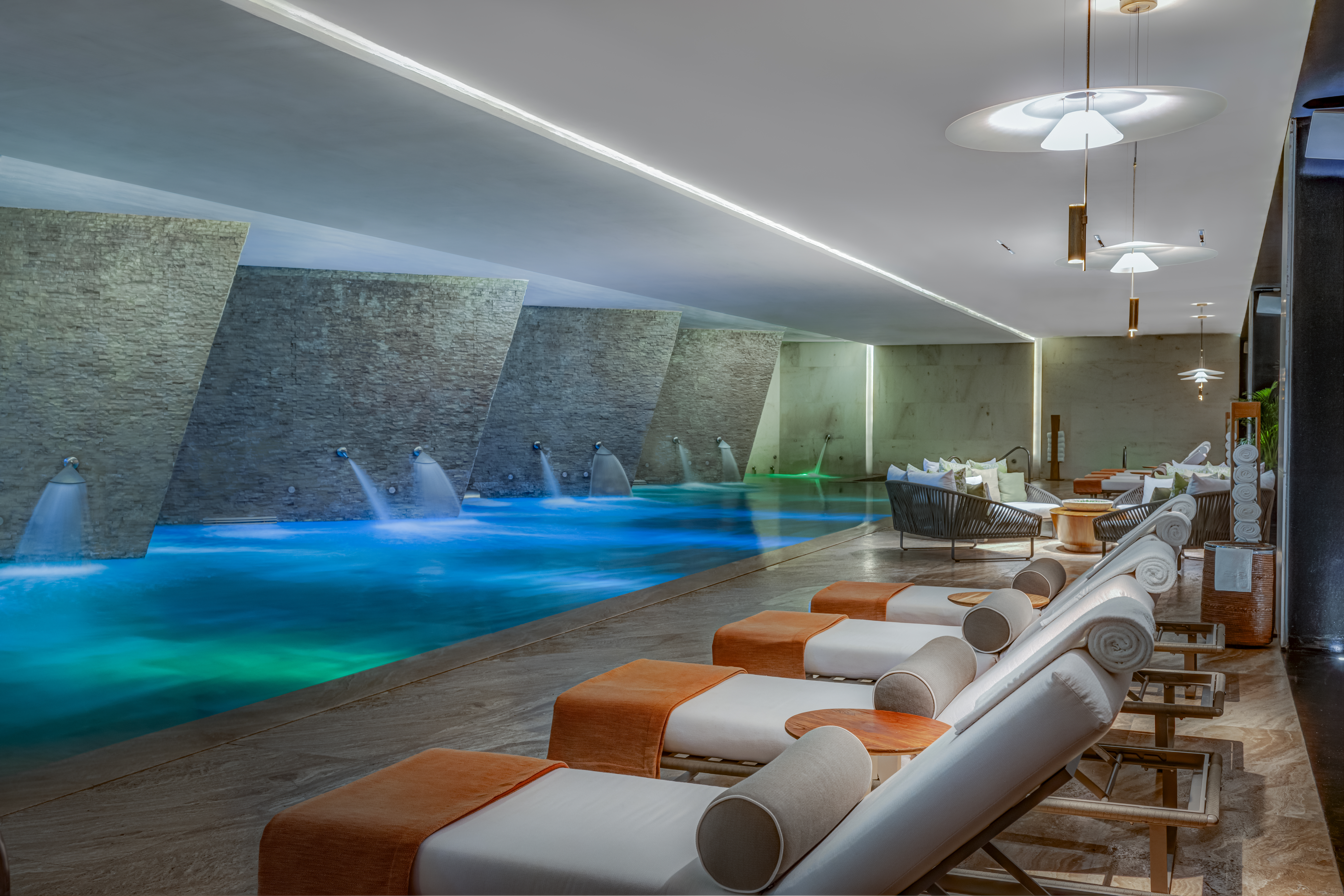 SE Spa hydrotherapy water journey with multi-sensory pool