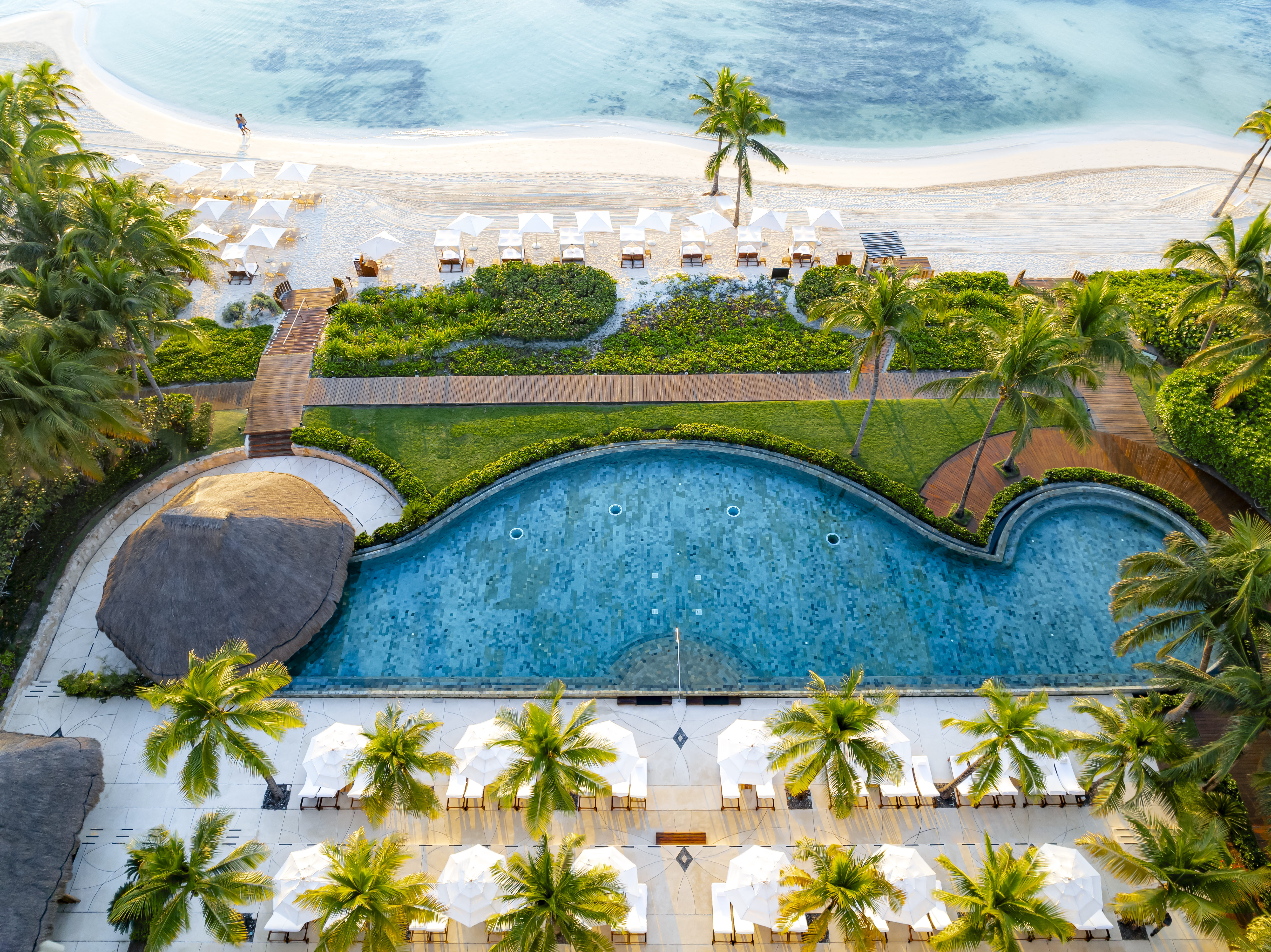 Adults-preferred Grand Class oceanfront infinity pool