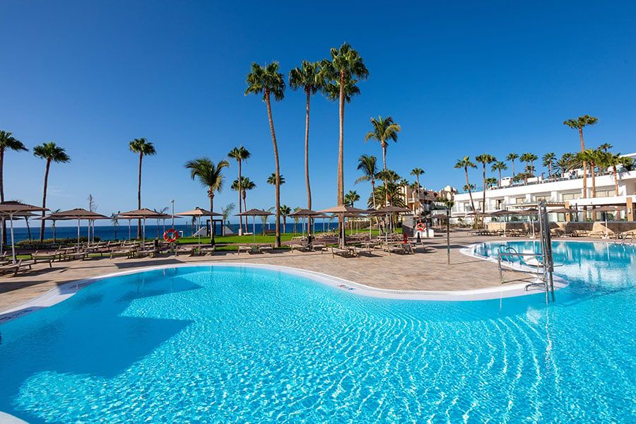 Swimming pool area at Hotel Riu Calypso