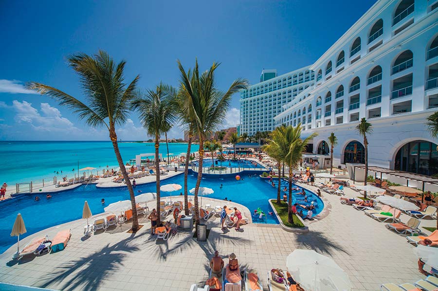 Swimming pool area at Hotel Riu Cancun