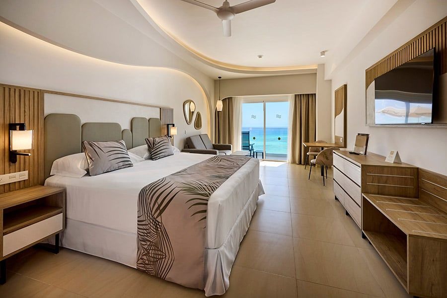 Guest room at Hotel Riu Palace Aquarelle