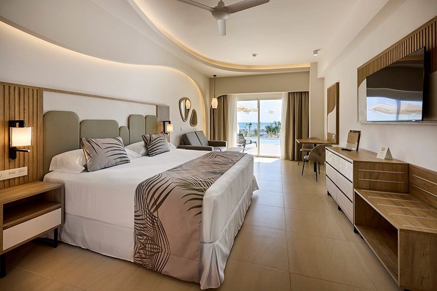 Guest room at Hotel Riu Palace Aquarelle