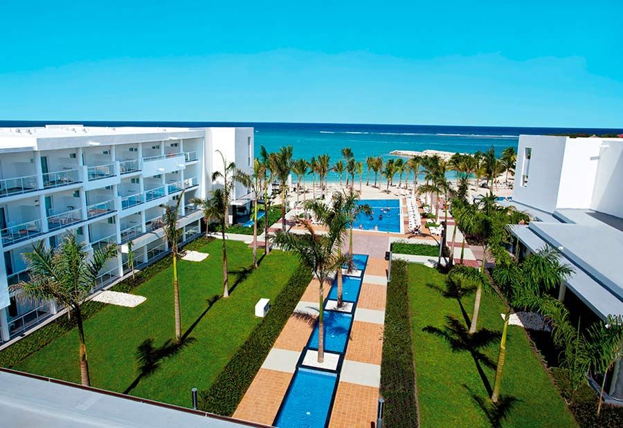 Swimming pool area at Hotel Riu Palace Jamaica
