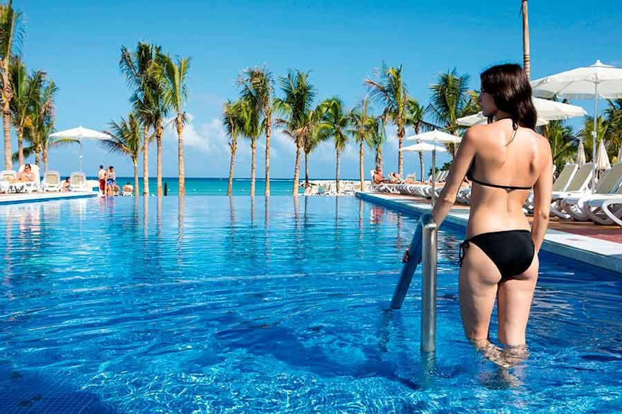 Swimming pool area at Hotel Riu Palace Jamaica