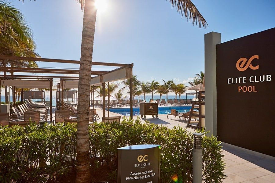 Swimming pool area at Hotel Riu Palace Kukulkan