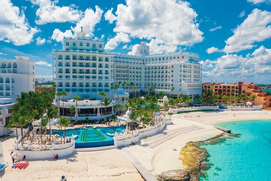 Swimming pool area at Hotel Riu Palace Las Americas