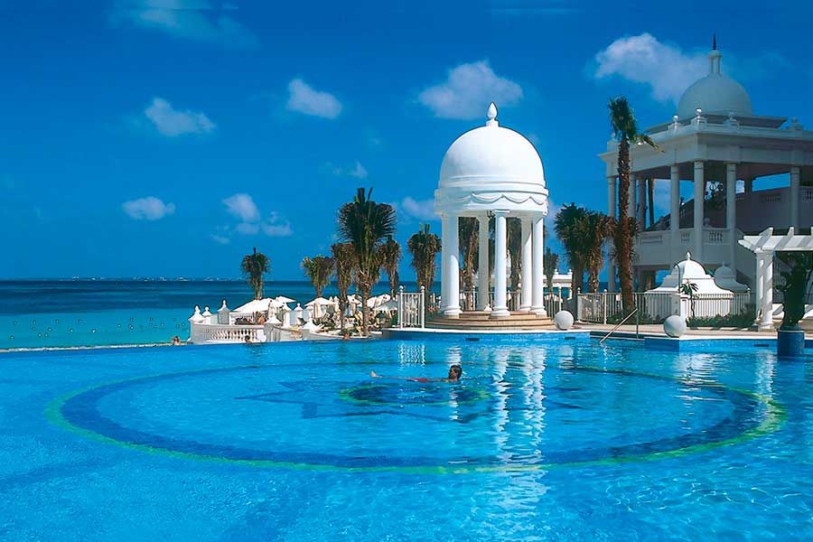 Swimming pool area at Hotel Riu Palace Las Americas