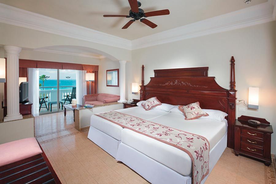 Guest room at Hotel Riu Palace Las Americas