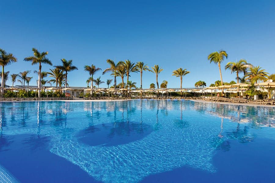 Swimming pool at Hotel Riu Palace Maspalomas