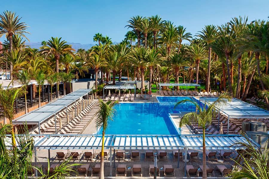 Swimming pool at Hotel Riu Palace Oasis