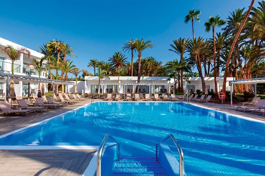 Swimming pool at Hotel Riu Palace Oasis