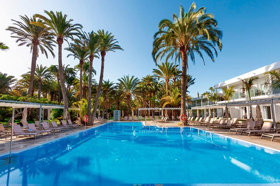 Swimming pool at Hotel Riu Palace Oasis