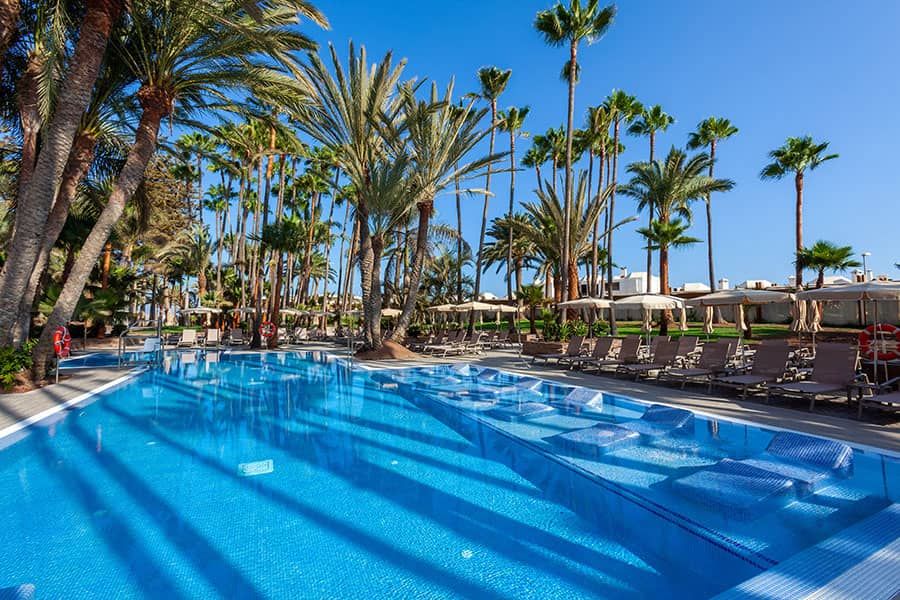 Swimming pool at Hotel Riu Palace Oasis