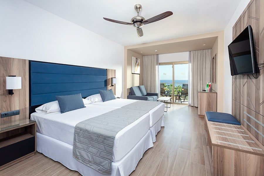 Guest room at Hotel Riu Palace Oasis