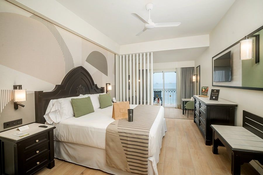 Guest room at Hotel Riu Palace Pacifico