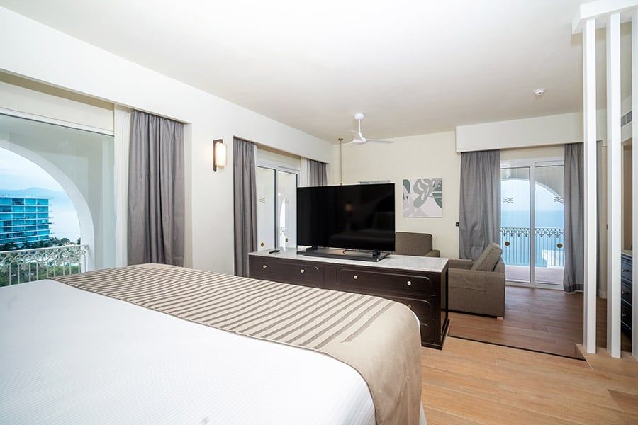 Guest room at Hotel Riu Palace Pacifico