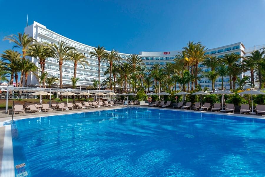 Swimming pool area at Hotel Riu Palace Palmeras