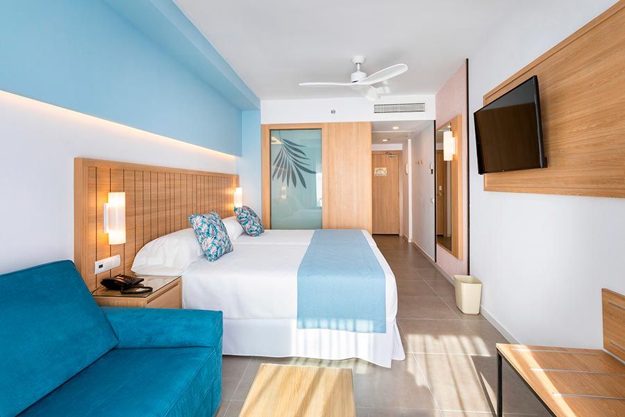 Guest room at Hotel Riu Palace Palmeras