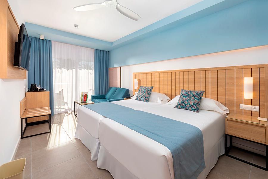 Guest room at Hotel Riu Palace Palmeras