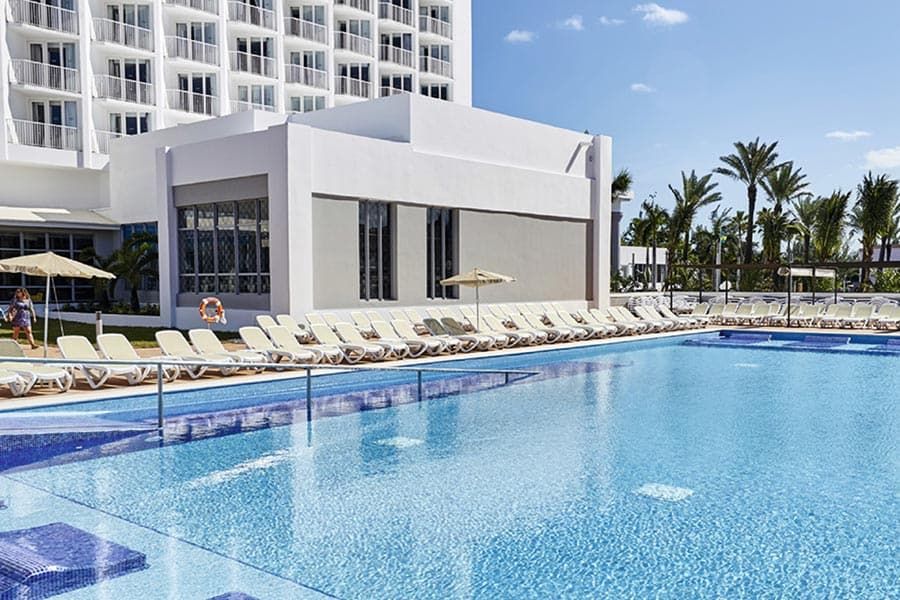 Swimming pool area at Hotel Riu Palace Paradise Island