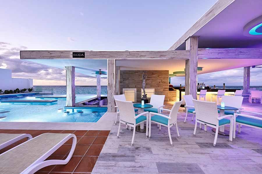 Swimming pool area at Hotel Riu Palace Paradise Island