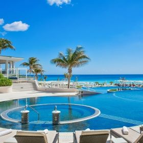 Swimming pool at Sandos Cancun Luxury Resort