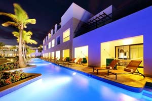 Junior Suite Swim Up — ground-floor suite with direct pool access from private terrace