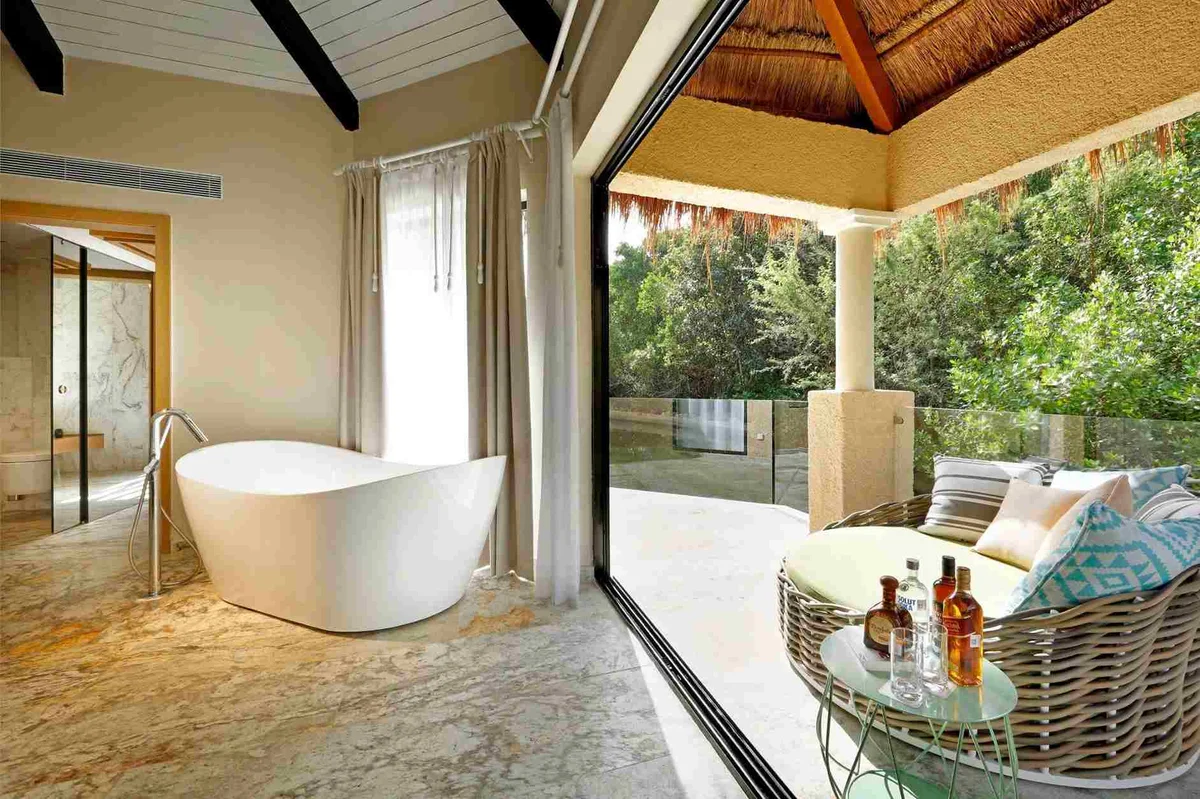 Romance Bungalow by the Lake surrounded by tropical jungle