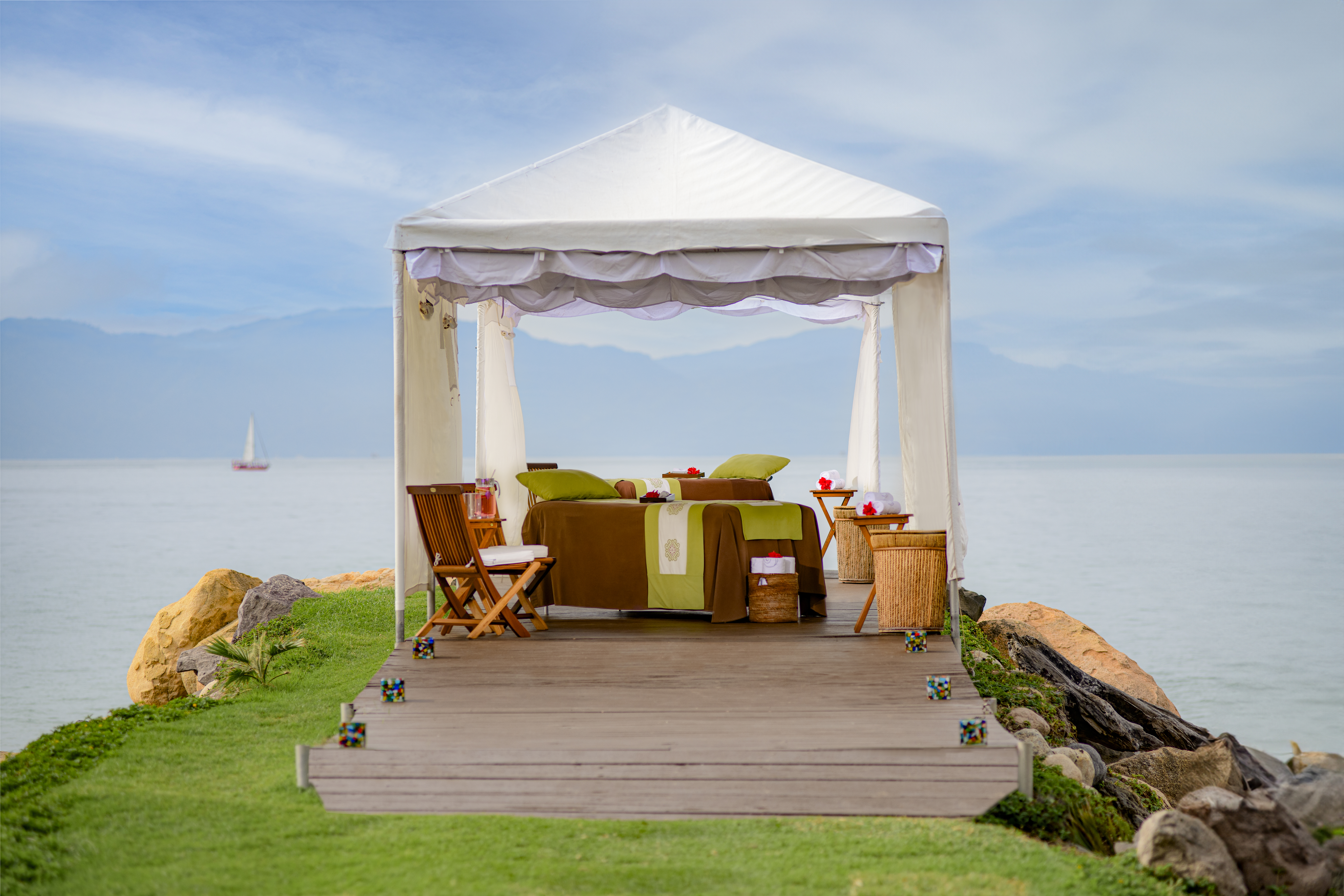 AMET Spa beachfront massage cabana overlooking the Pacific Ocean